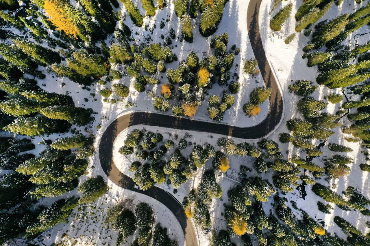 Vogelperspektive einer Straße im Winter